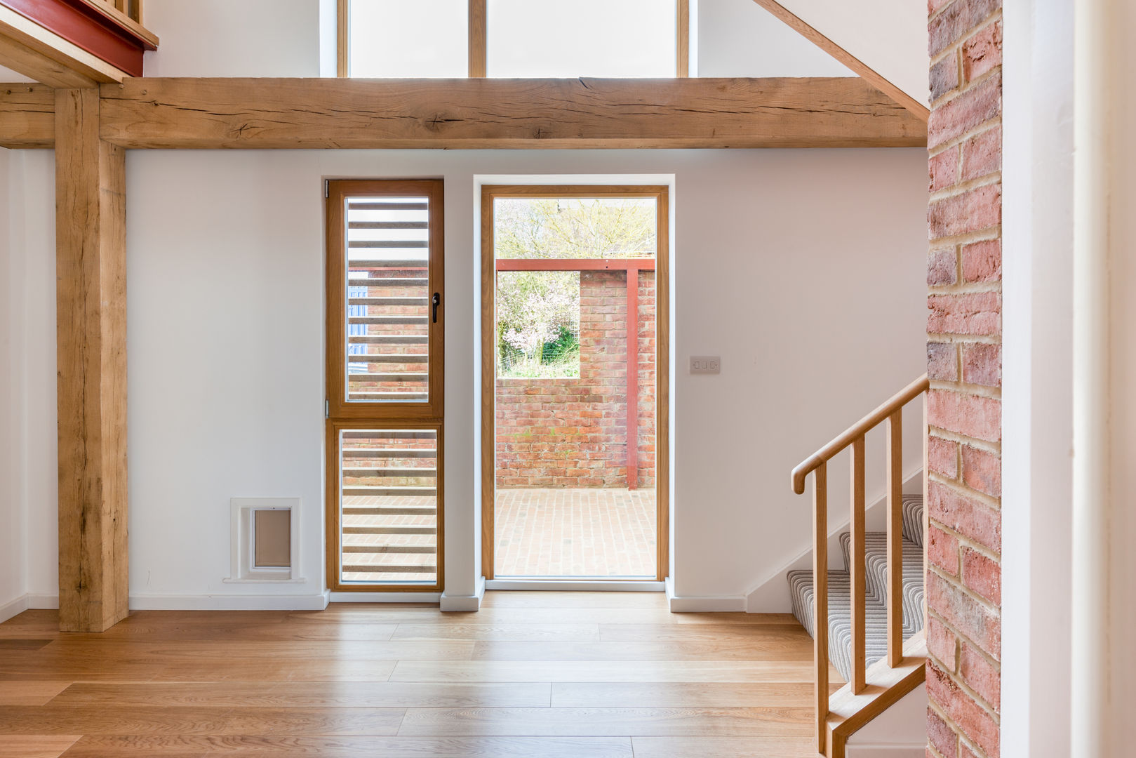 slatted timber screen to front hall A-Zero Architects الممر الحديث، المدخل و الدرج