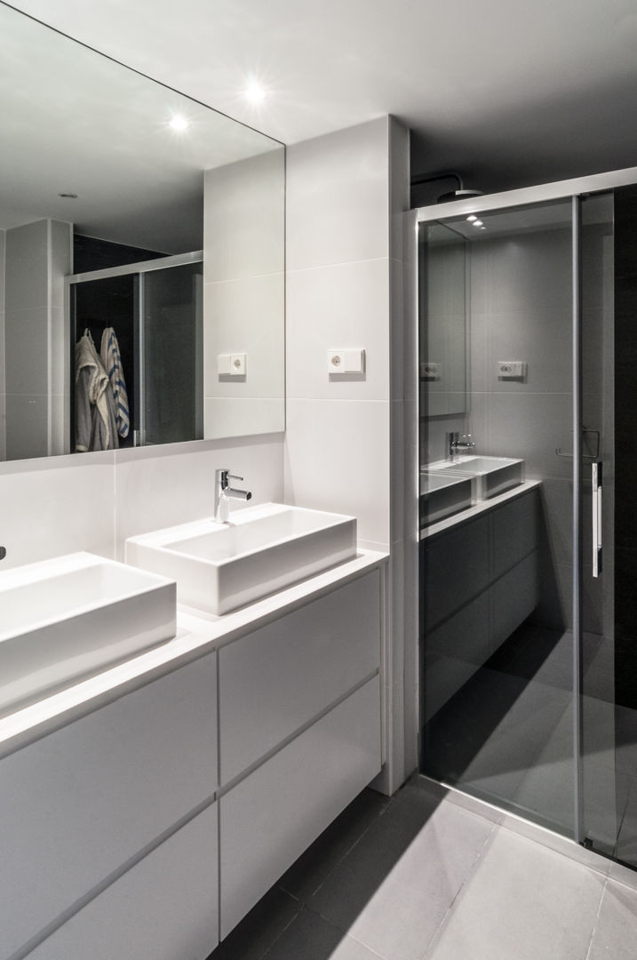 homify Modern Bathroom