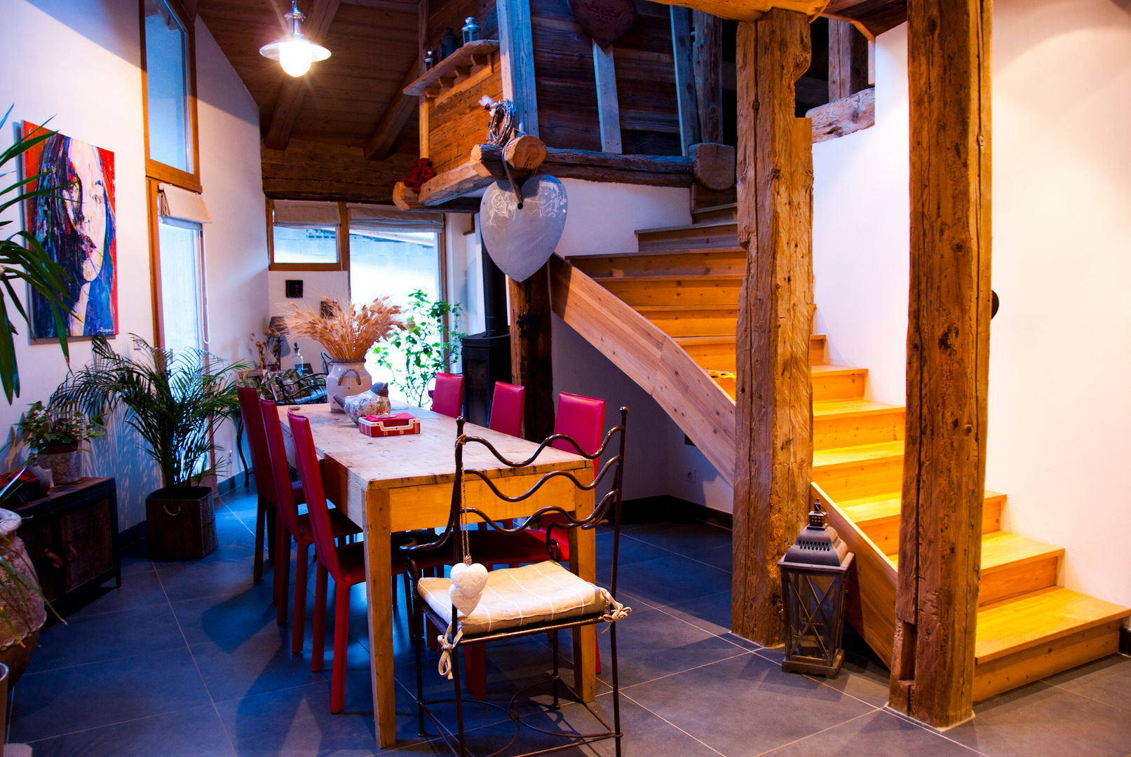 un appartement dans une grange sur trois niveaux, en Savoie, atelier choron pellicier atelier choron pellicier 컨트리스타일 다이닝 룸