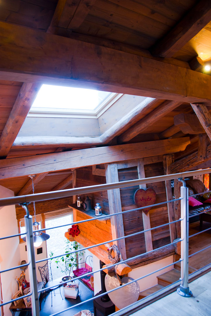 un appartement dans une grange sur trois niveaux, en Savoie, atelier choron pellicier atelier choron pellicier Landelijke eetkamers