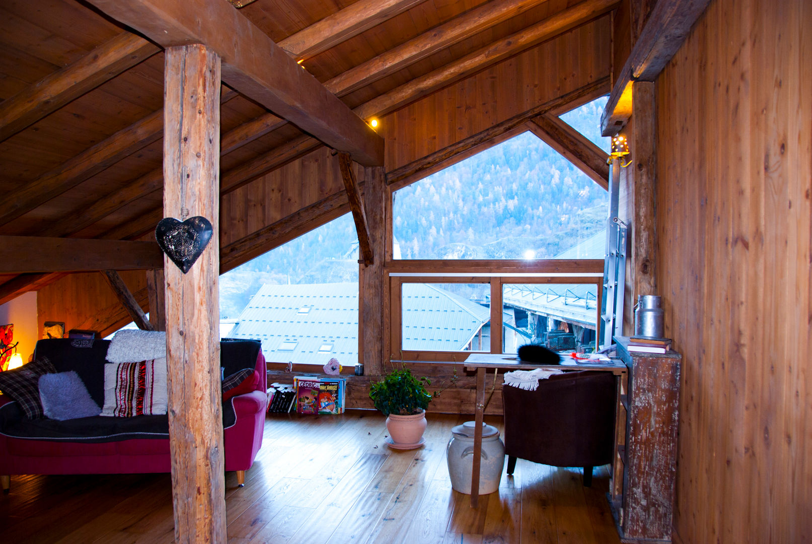 un appartement dans une grange sur trois niveaux, en Savoie, atelier choron pellicier atelier choron pellicier Ruang Keluarga Gaya Country