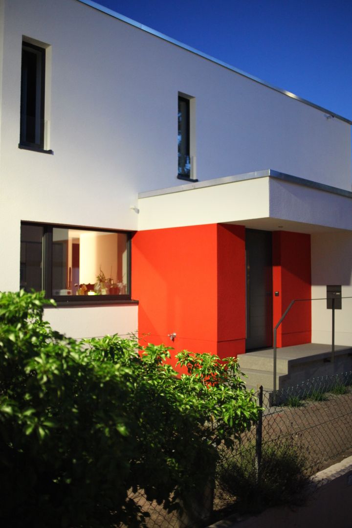 Das Haus, das aus der Reihe tanzt, Ivo Nikolov Architekt Ivo Nikolov Architekt Casas de estilo minimalista