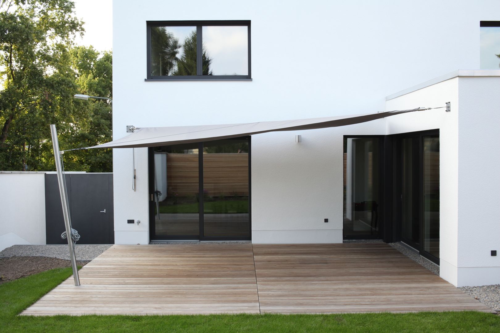 Das Haus, das aus der Reihe tanzt, Ivo Nikolov Architekt Ivo Nikolov Architekt Minimalistische huizen