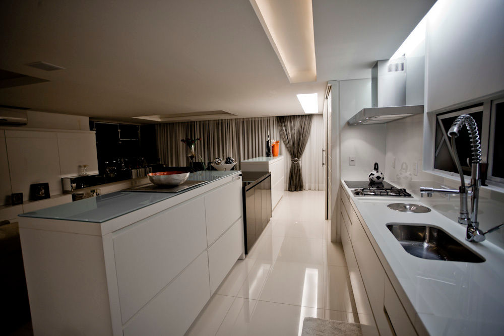 EES - 2011 - Projeto de Interiores, Kali Arquitetura Kali Arquitetura Modern kitchen Lighting