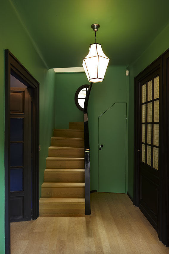 Restructuration d'une maison à Montmartre avec création d'une surélévation vitrée, Capucine de Cointet architecte Capucine de Cointet architecte Minimalist corridor, hallway & stairs