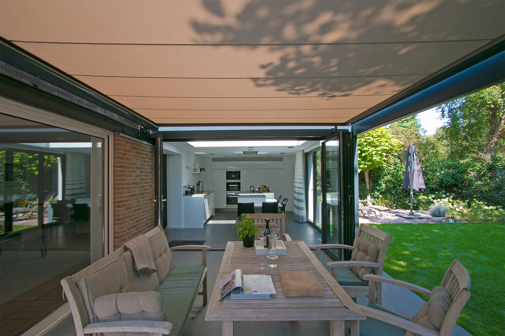 Pergola gesloten Hoope Plevier Architecten Moderne huizen Plant,Meubilair,Portiek,Tafel,Raam,Stoel,Schaduw,Het opbouwen van,Interieur ontwerp,Bank