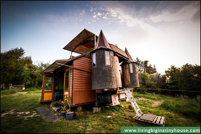 Transforming Castle Truck, Living Big in a Tiny House Living Big in a Tiny House Eclectische huizen