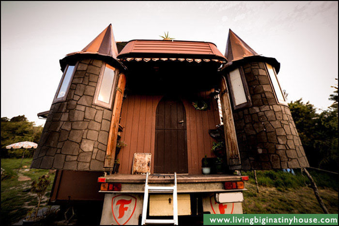 Transforming Castle Truck, Living Big in a Tiny House Living Big in a Tiny House Eclectische huizen