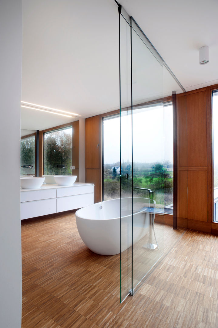 Passivhaus in Bertrange, STEINMETZDEMEYER architectes urbanistes STEINMETZDEMEYER architectes urbanistes Modern bathroom