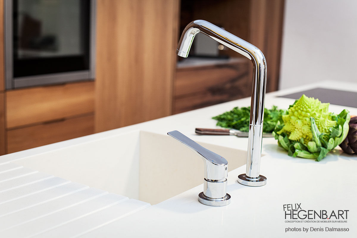 Cuisine en Corian LG HIMacs et noyer, SARL Felix Hegenbart SARL Felix Hegenbart Modern kitchen Sinks & taps