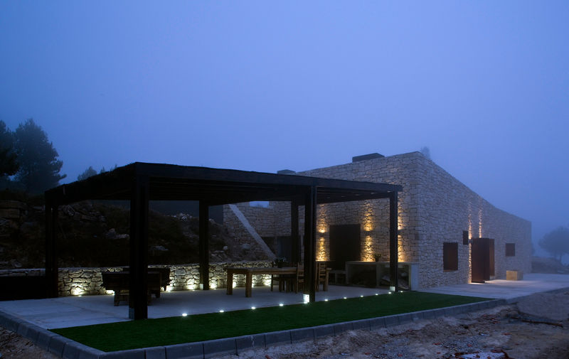 Casa en la montaña (CASA DE LA TORRE), Tomás Amat Estudio de Arquitectura Tomás Amat Estudio de Arquitectura Kırsal Evler