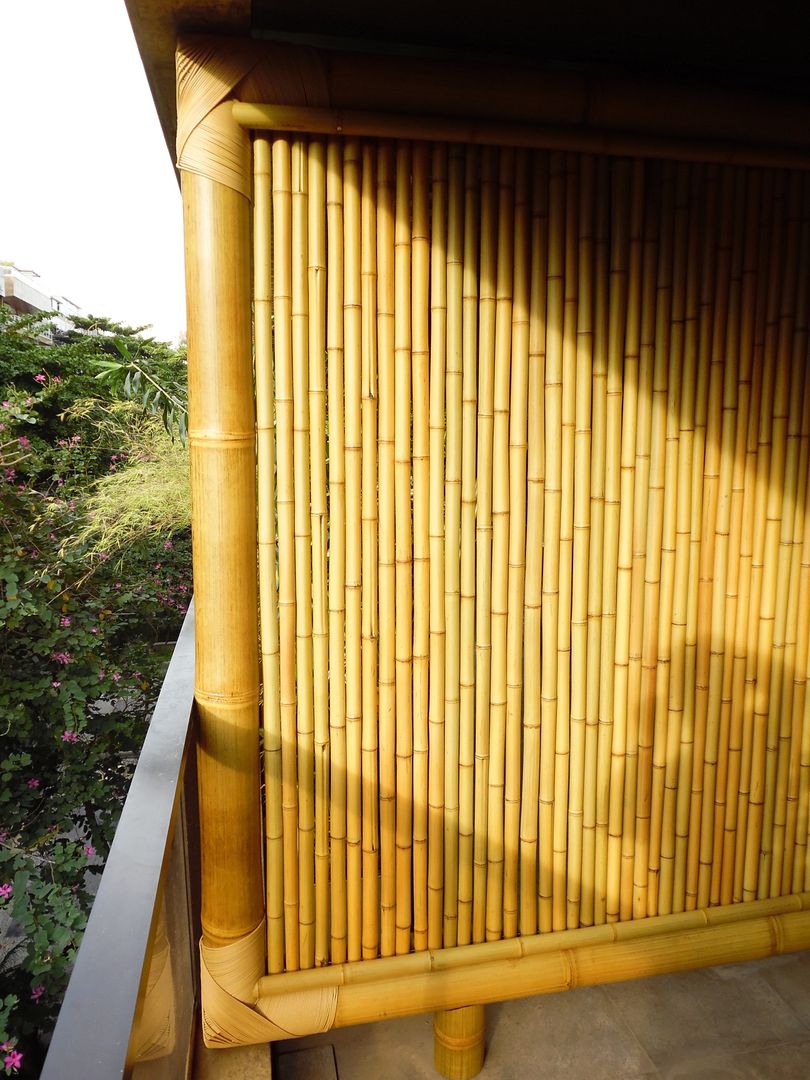 Cercas e painéis de bambu para áreas internas e externas., Bambu Rei Eco-Design Bambu Rei Eco-Design Rustikaler Balkon, Veranda & Terrasse