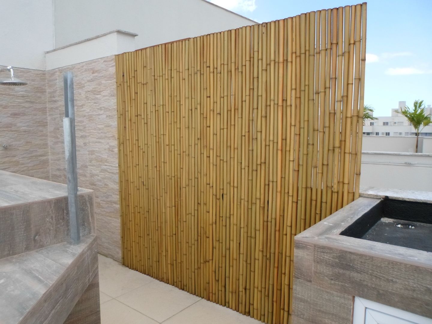 Cercas e painéis de bambu para áreas internas e externas., Bambu Rei Eco-Design Bambu Rei Eco-Design Balcone, Veranda & Terrazza in stile rustico