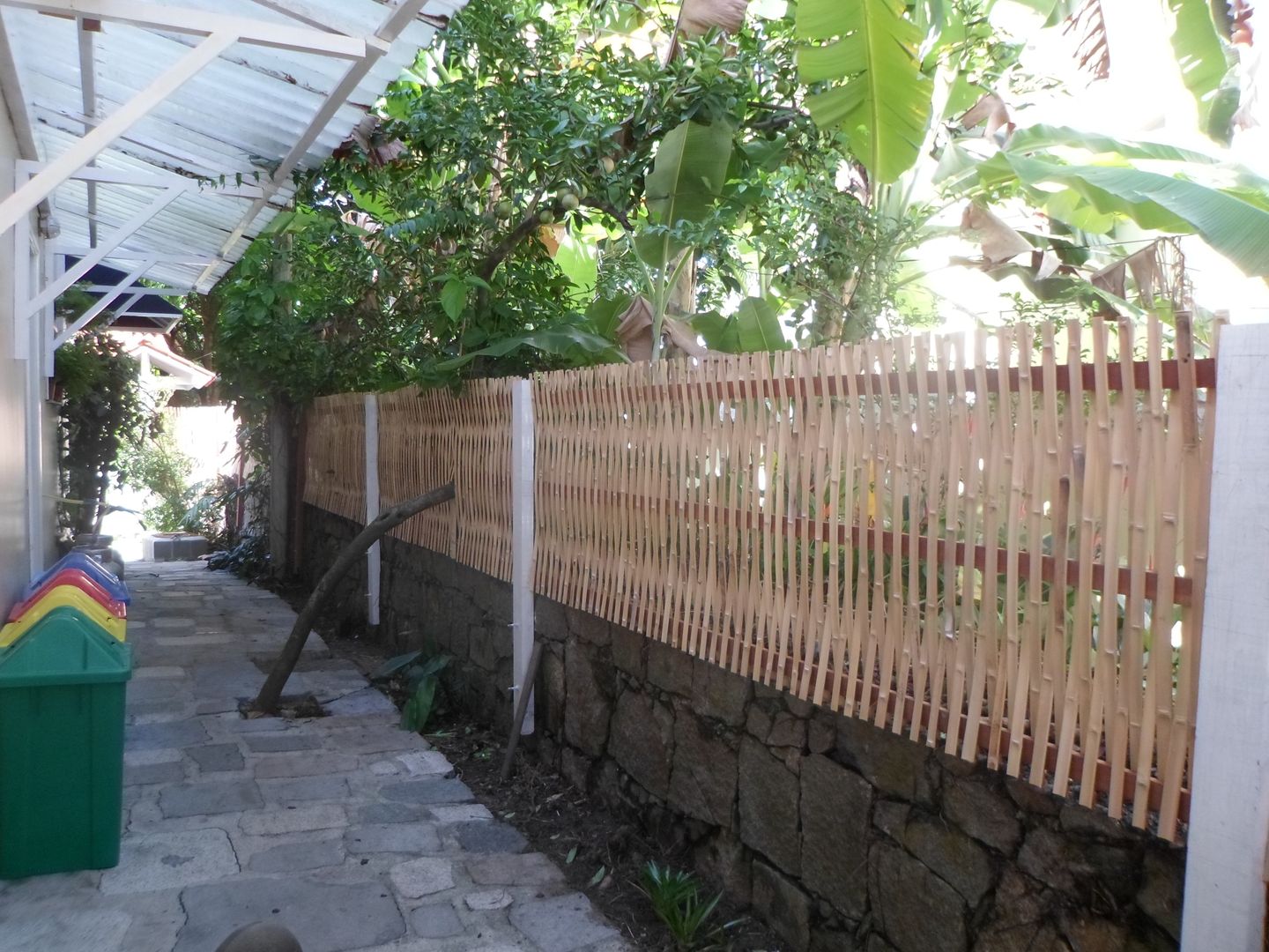 Cercas e painéis de bambu para áreas internas e externas., Bambu Rei Eco-Design Bambu Rei Eco-Design Casas rústicas