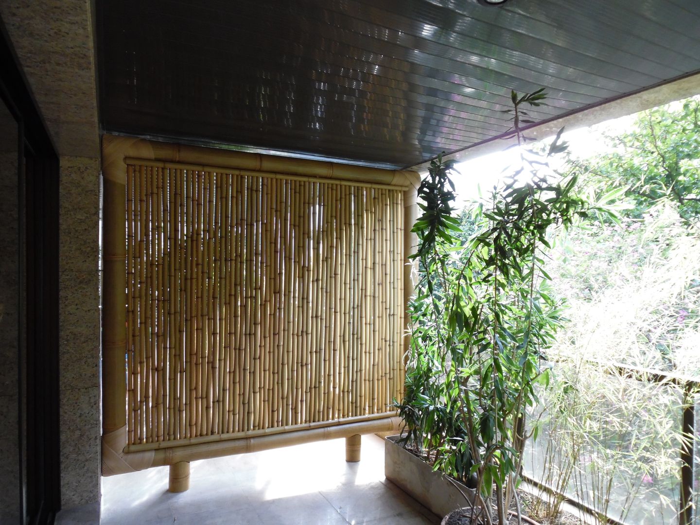 Cercas e painéis de bambu para áreas internas e externas., Bambu Rei Eco-Design Bambu Rei Eco-Design Rustic style balcony, veranda & terrace