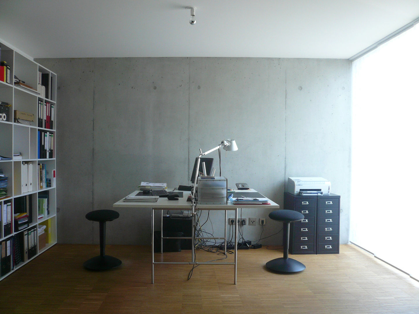 Büro wilhelm und hovenbitzer und partner Minimalistischer Multimedia-Raum