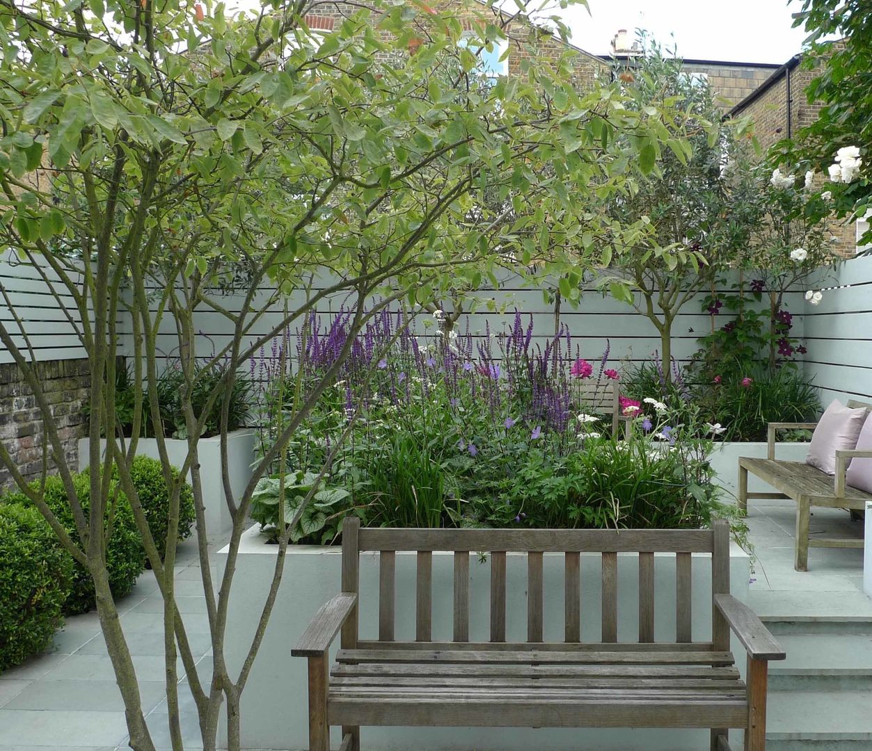 Small urban garden Ruth Willmott Modern garden