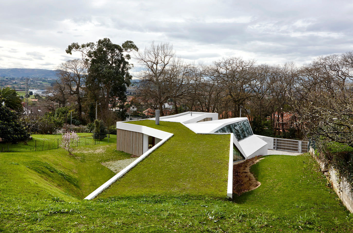 Una Casa Híbrida que integra una Vivienda Moderna y una Nave Industrial, miba architects miba architects Industrial style houses