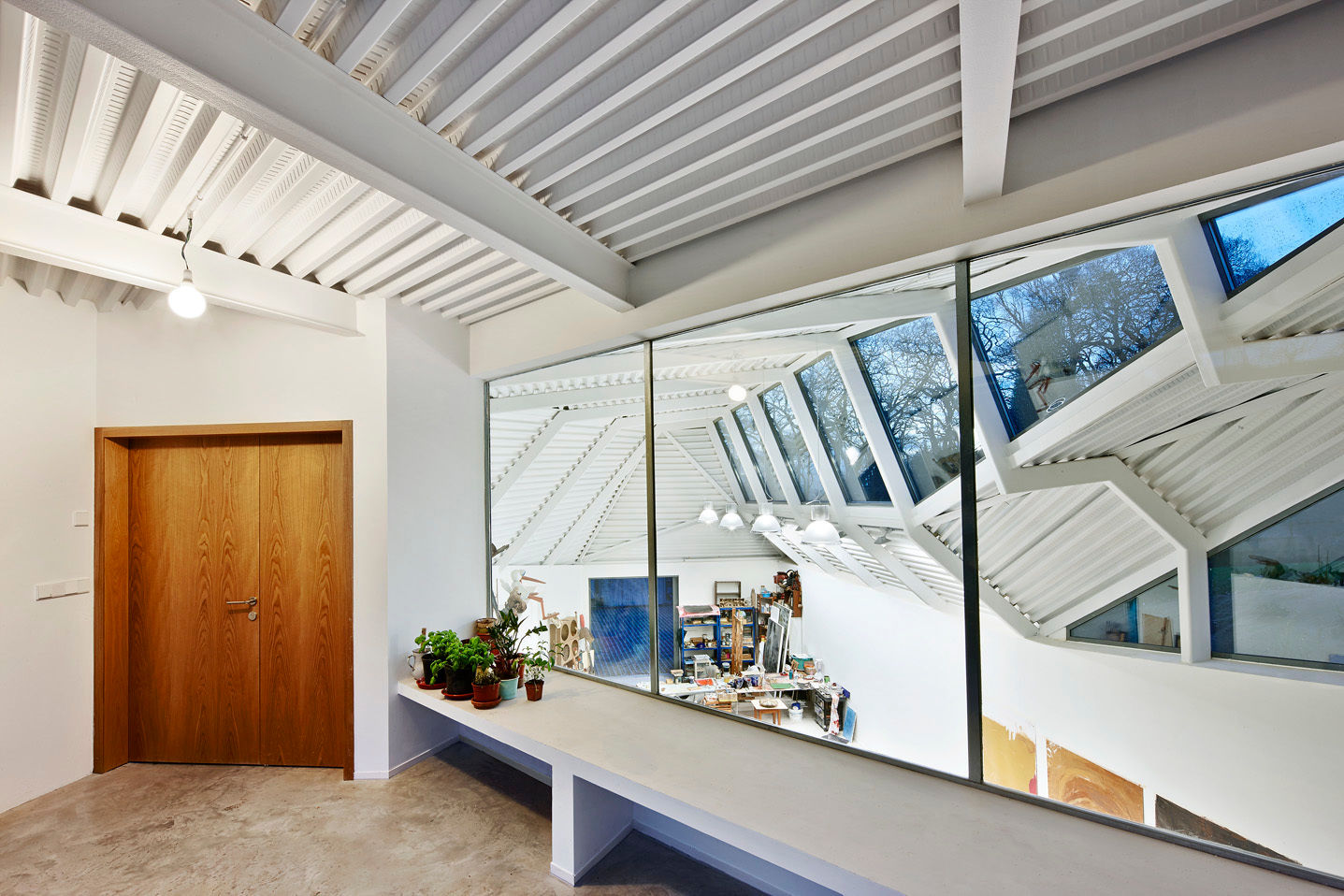 Una Casa Híbrida que integra una Vivienda Moderna y una Nave Industrial, miba architects miba architects منازل