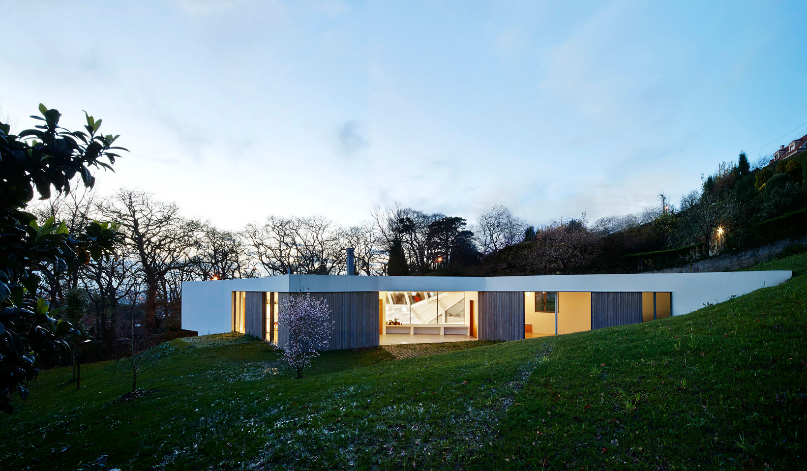 Una Casa Híbrida que integra una Vivienda Moderna y una Nave Industrial, miba architects miba architects Houses