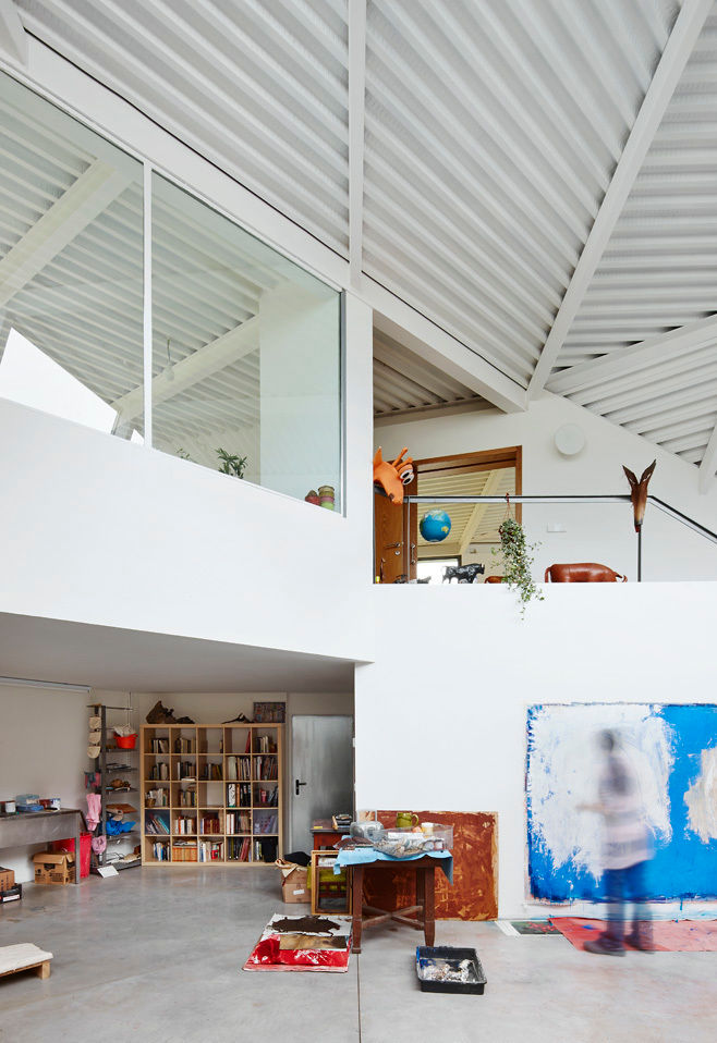 Una Casa Híbrida que integra una Vivienda Moderna y una Nave Industrial, miba architects miba architects Офіс