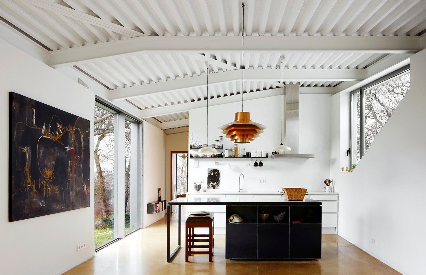Una Casa Híbrida que integra una Vivienda Moderna y una Nave Industrial, miba architects miba architects Industrial style kitchen