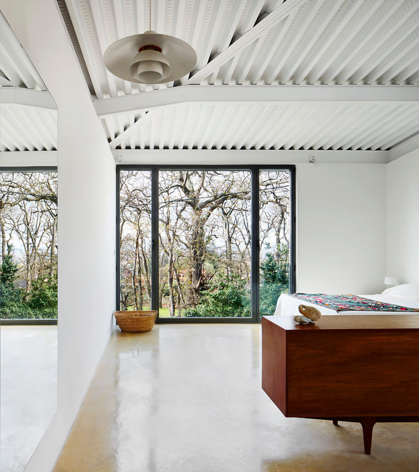 Una Casa Híbrida que integra una Vivienda Moderna y una Nave Industrial, miba architects miba architects Industrial style bedroom