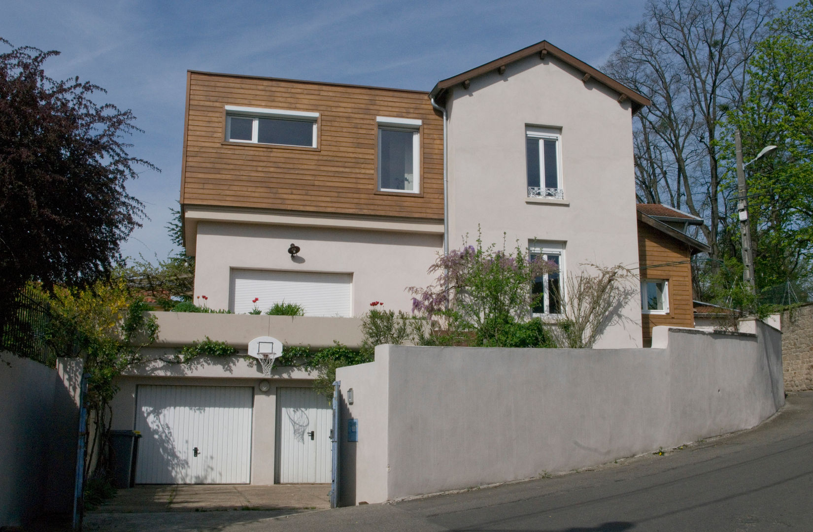 Extension bois sur terrasse, Saint Genis Laval, RGn architecte RGn architecte モダンな 家