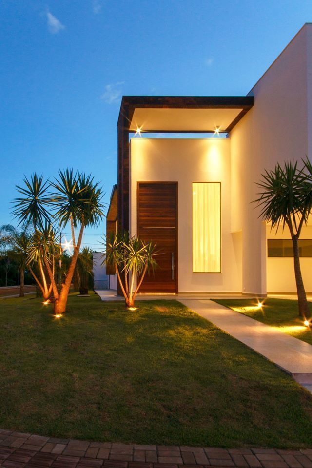 Detalhe do pórtico da entrada principal Santos Arquitetura Puertas y ventanas de estilo moderno