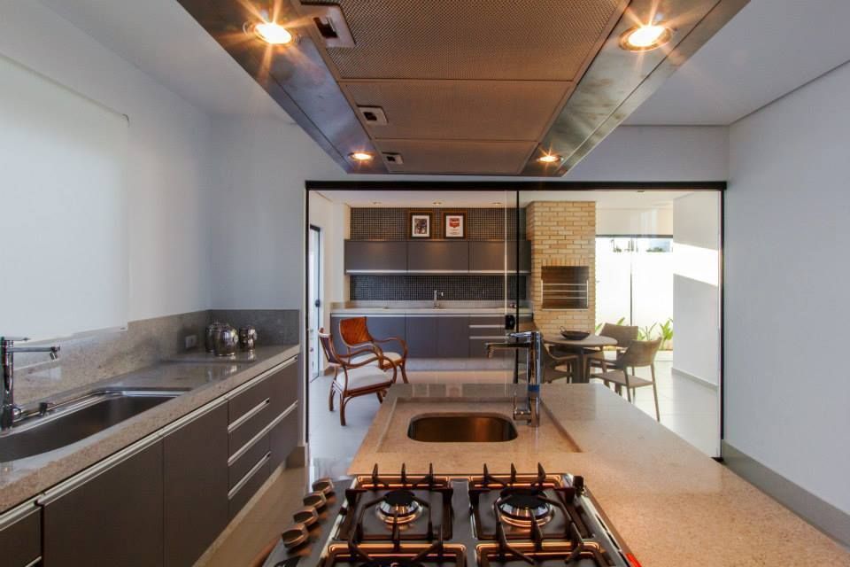 Bancadas da cozinha em granito Santos Arquitetura Minimalist kitchen