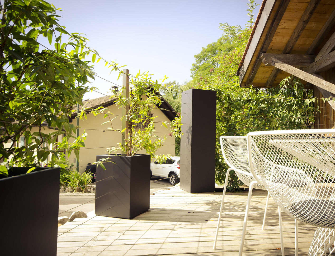 Custom planters Image'In - Combination of Black and White forms for climbing plants., ATELIER SO GREEN ATELIER SO GREEN Giardino eclettico