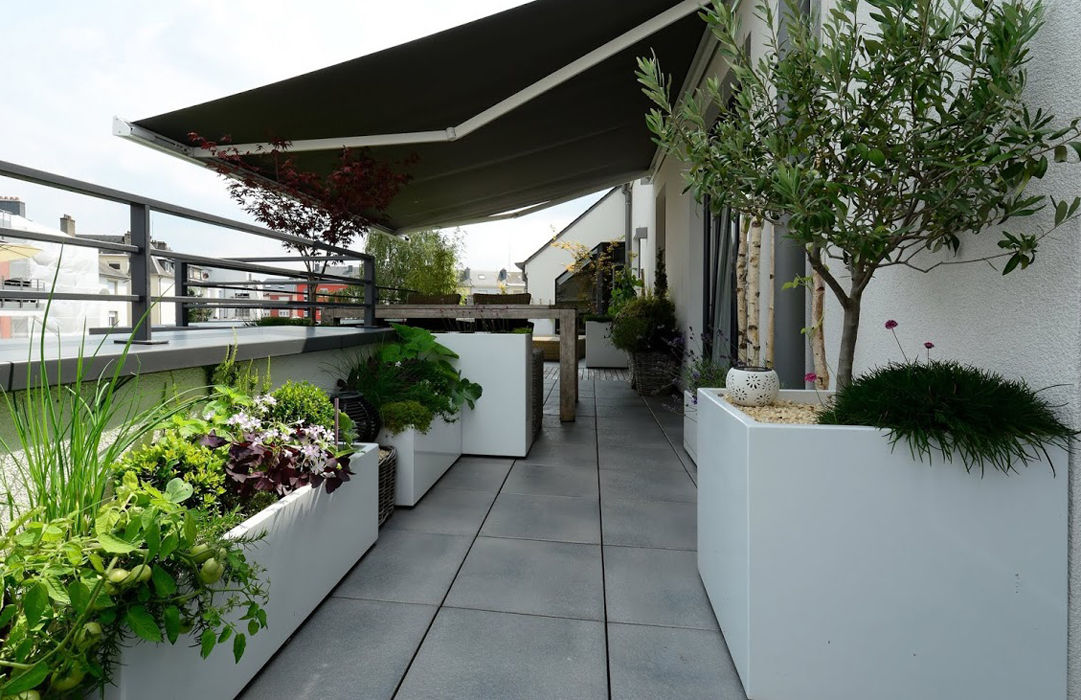 Custom planters IMAGE'IN - Designing of a private terrace in Luxembourg, ATELIER SO GREEN ATELIER SO GREEN Balcones y terrazas de estilo moderno