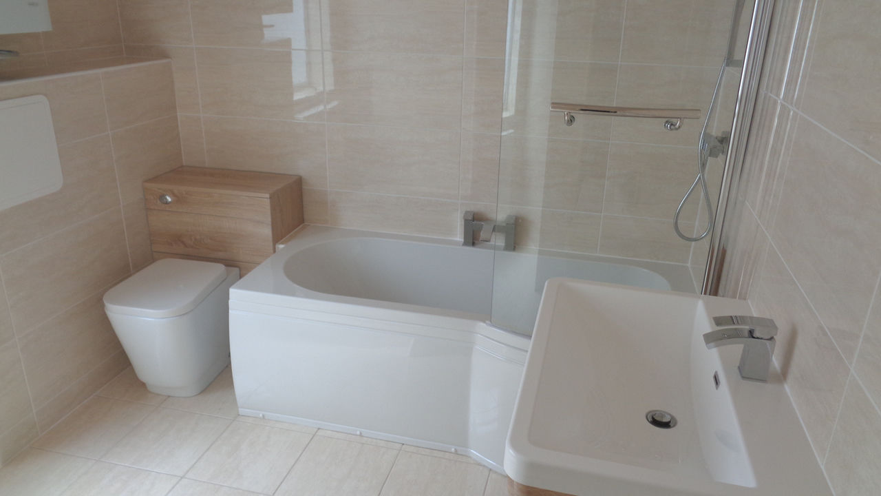 ​P Shaped Shower Bath Coventry Bathrooms Moderne badkamers Badkuipen & douches