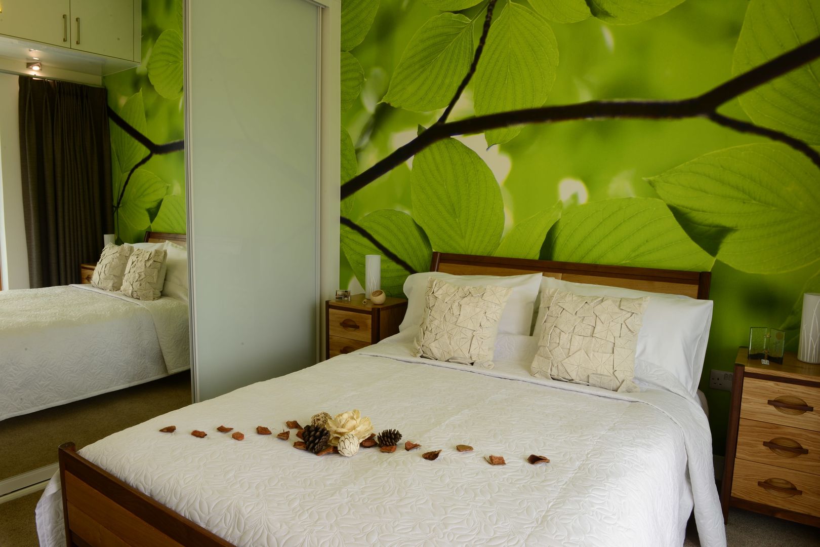 Green and white leaf mural bedroom KAS Interior Design モダンスタイルの寝室