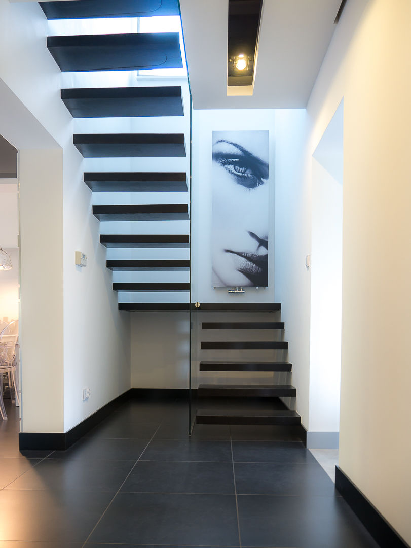 dom z czernią i elementami drewna, Inspiration Studio Inspiration Studio Modern corridor, hallway & stairs