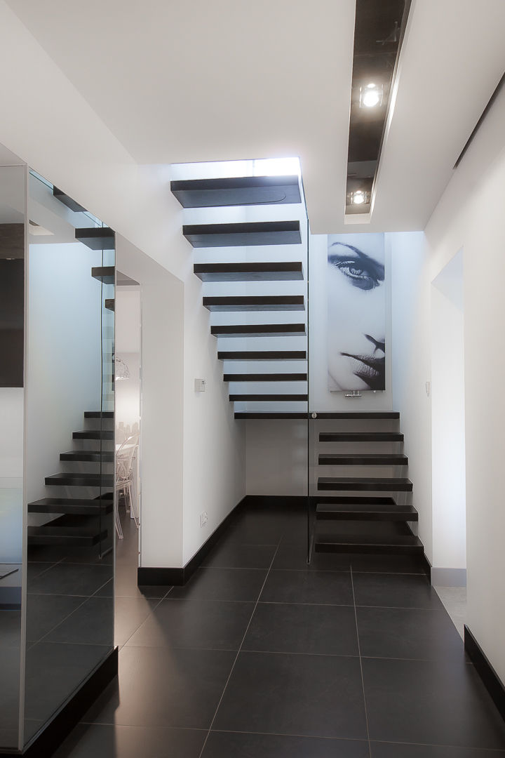 dom z czernią i elementami drewna, Inspiration Studio Inspiration Studio Modern corridor, hallway & stairs