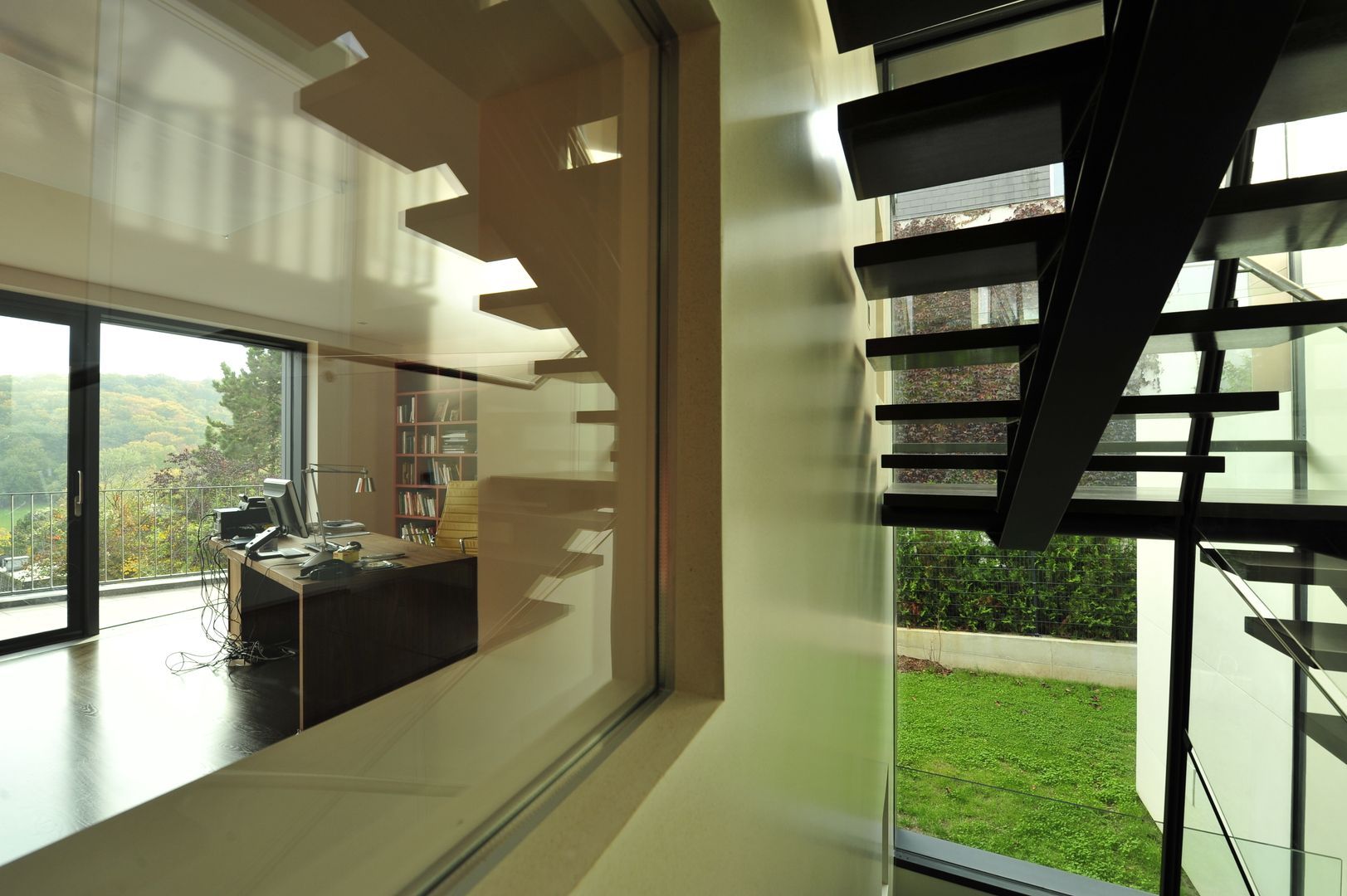 DHM57 Umbau und Zubau eines Einfamilienhouses mit Niederenergieanforderungen., zone architekten zone architekten Modern Corridor, Hallway and Staircase