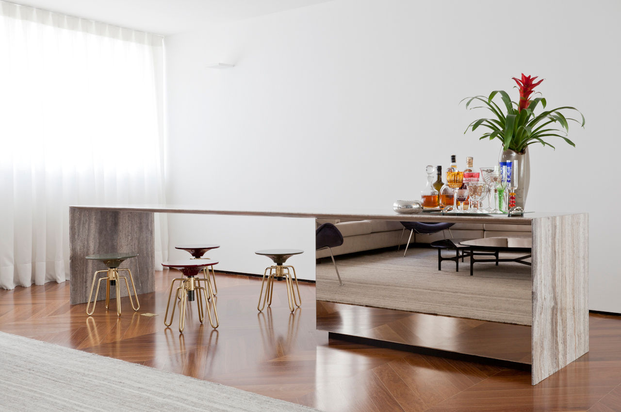 Apartamento Jaú, Zemel+ ARQUITETOS Zemel+ ARQUITETOS Living room Side tables & trays