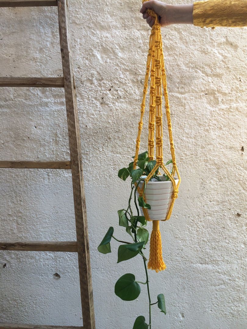 Colgador macramé amarillo. Meublé Balcones y terrazas de estilo ecléctico Accesorios y decoración