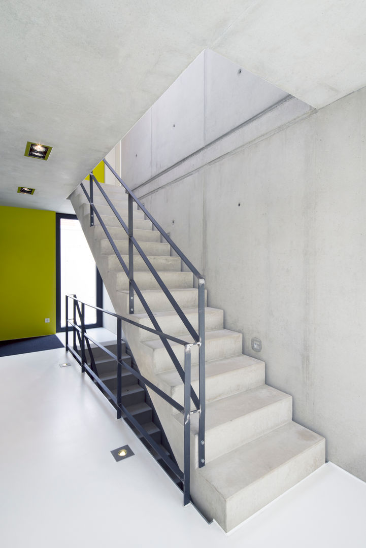 Einfamilienhaus KN08 auf dem Schurwald, Schiller Architektur BDA Schiller Architektur BDA Modern corridor, hallway & stairs