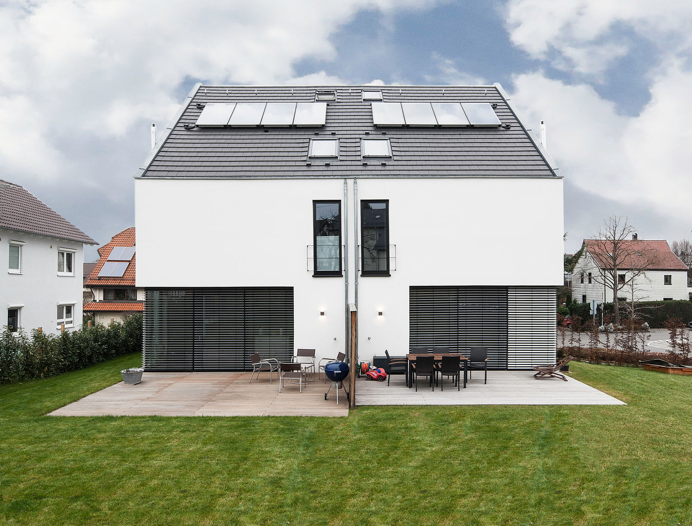 Doppelhaus BP11 im Neckartal, Schiller Architektur BDA Schiller Architektur BDA Minimalistische Häuser Wolke,Himmel,Fenster,Anlage,Gebäude,Gras,Grundstück,Urban design,Abstellgleis,Fassade