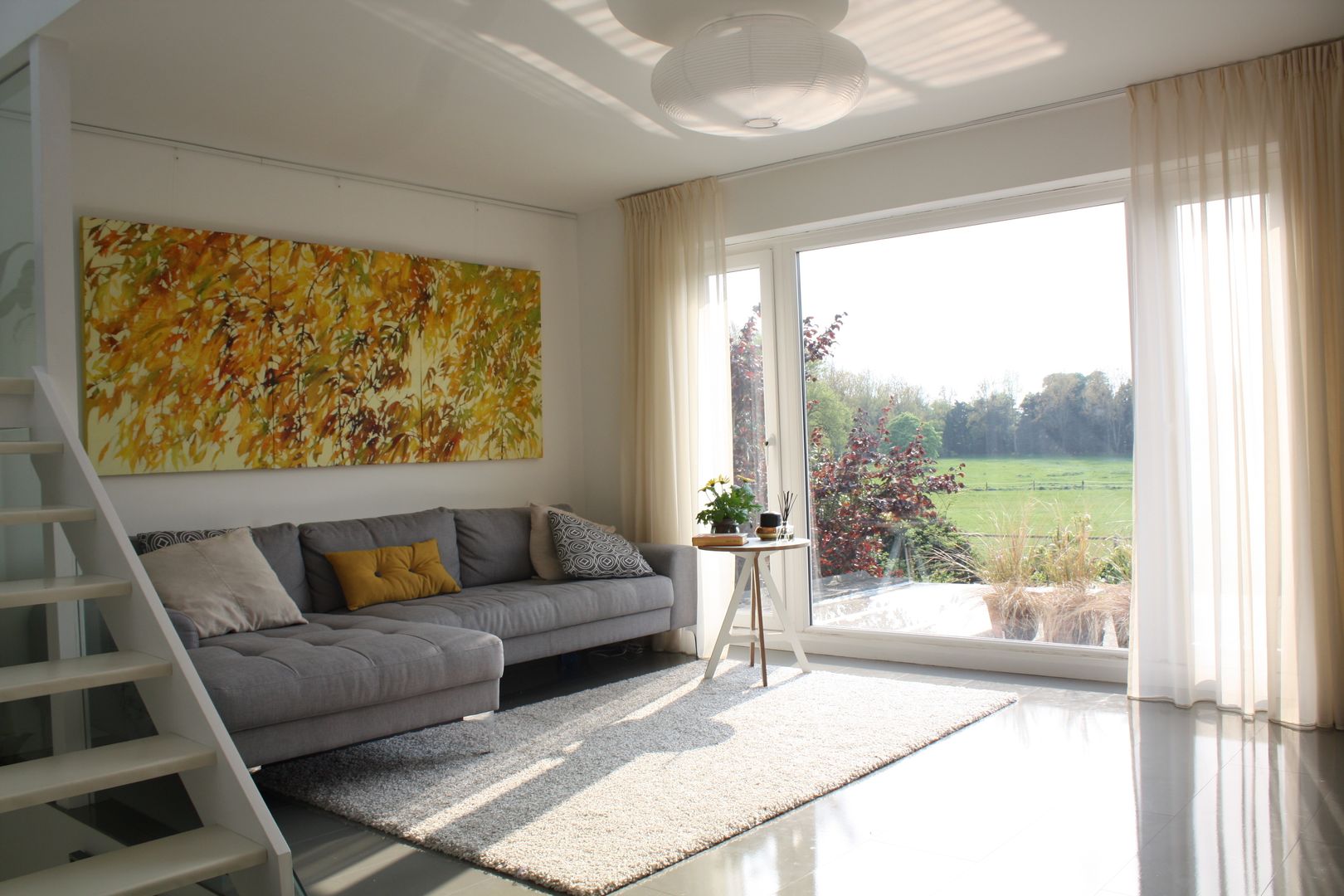 First floor - living room with a view to Trumpington meadows AZ INTERIORS 미니멀리스트 거실