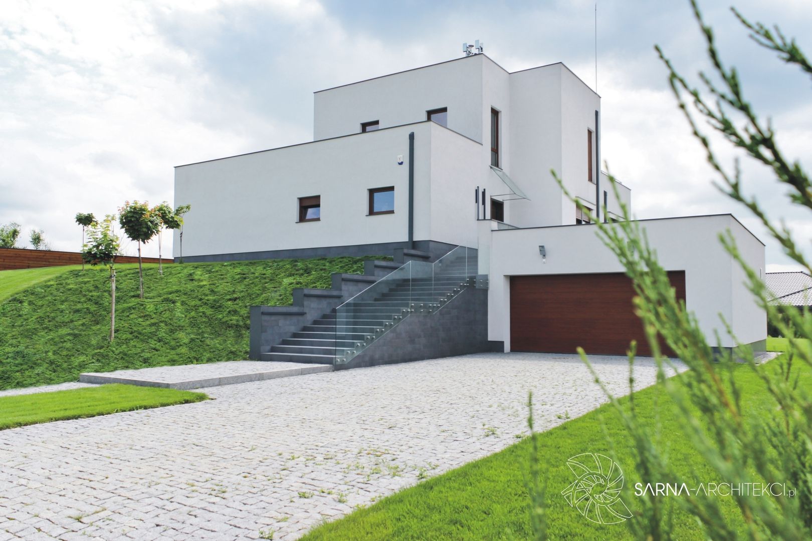 HOUSE WITH A PERSPECTIVE, SARNA ARCHITECTS Interior Design Studio SARNA ARCHITECTS Interior Design Studio 現代房屋設計點子、靈感 & 圖片