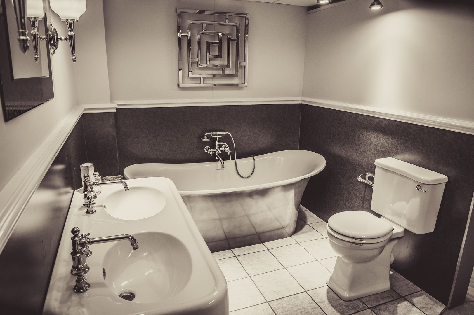 Ashton and Bentley , Sovereign Bathroom Centre Sovereign Bathroom Centre Casas de banho clássicas Banheiras e duches