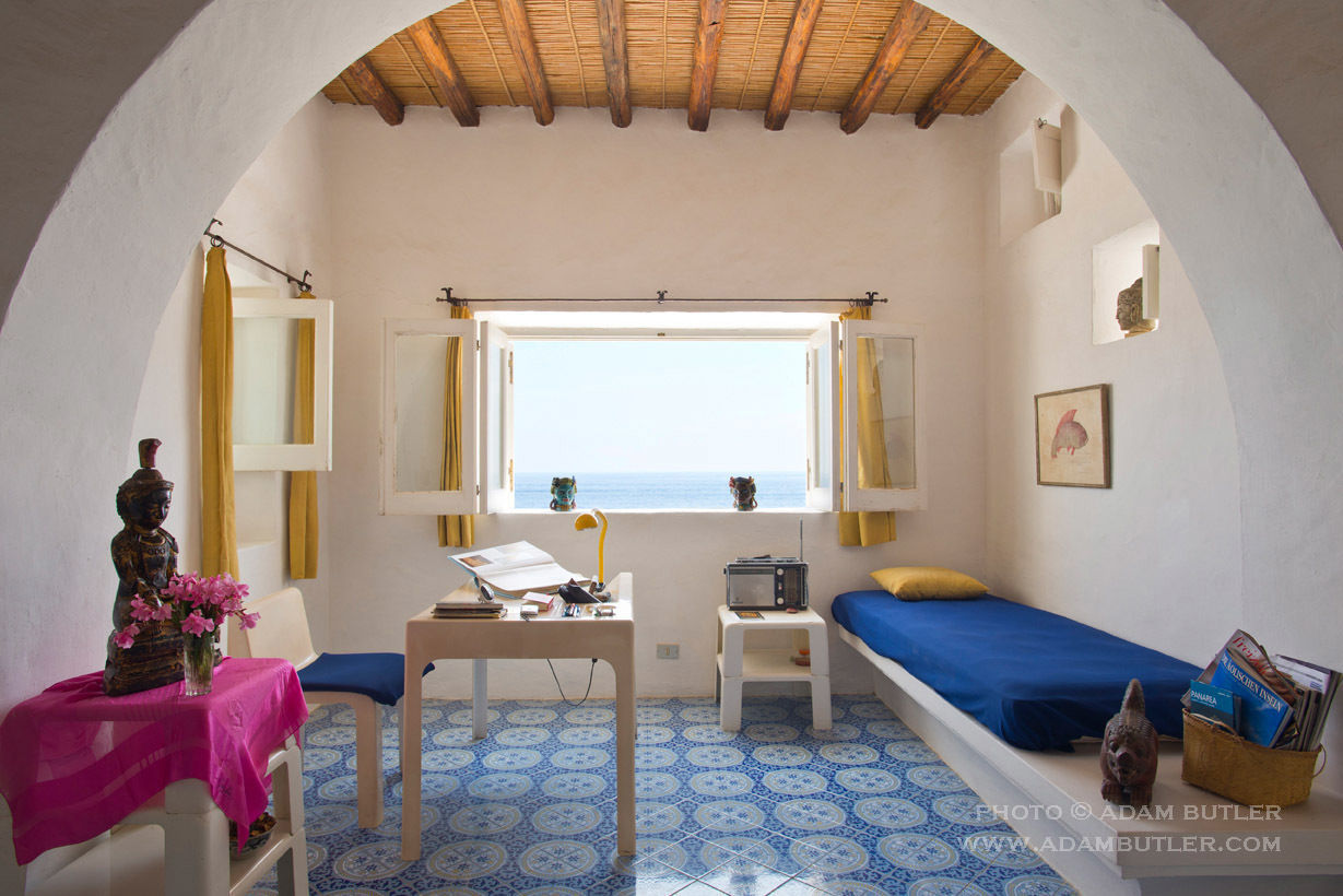 Casa Menne, Panarea, Aeolian Islands, Sicily Adam Butler Photography 地中海デザインの リビング