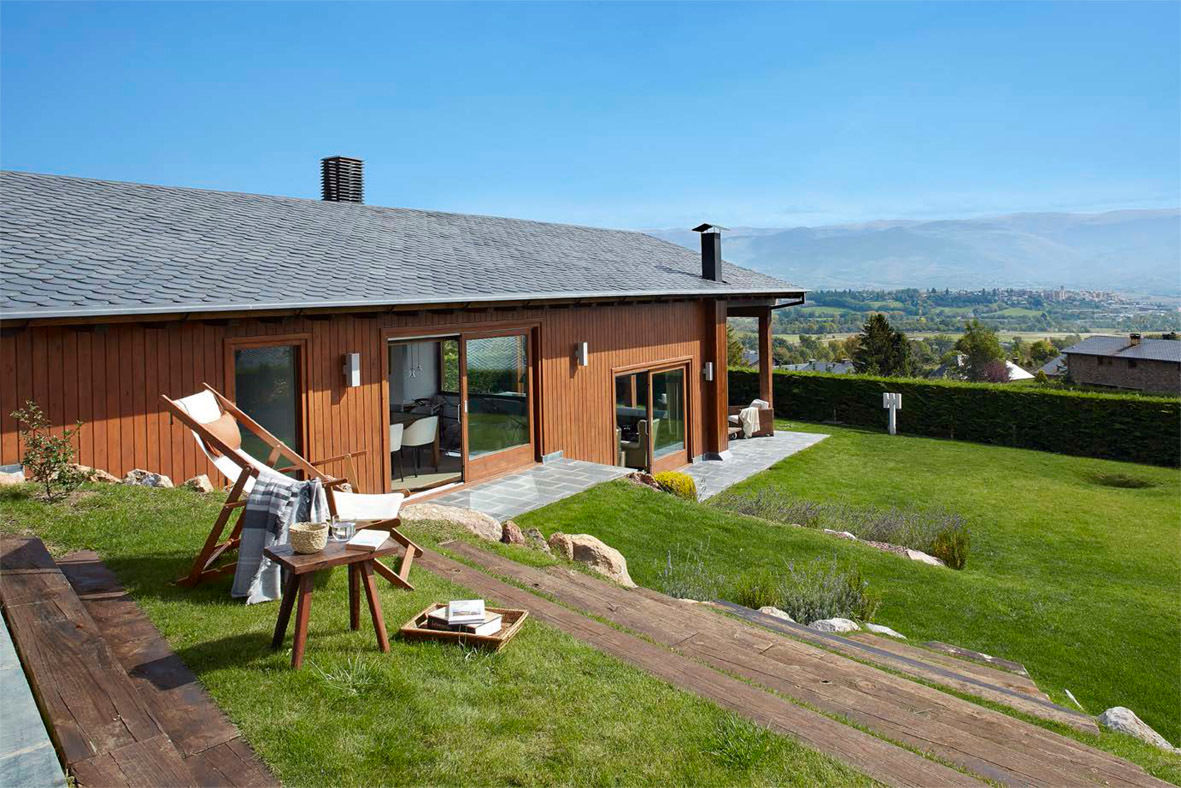 Casa en La Cerdanya. 2013, Deu i Deu Deu i Deu Rustic style balcony, porch & terrace