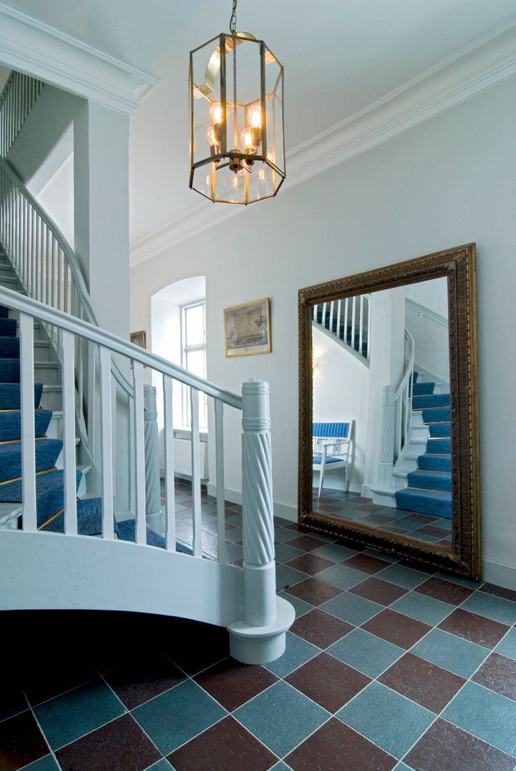 Grand Staircase homify Classic style corridor, hallway and stairs