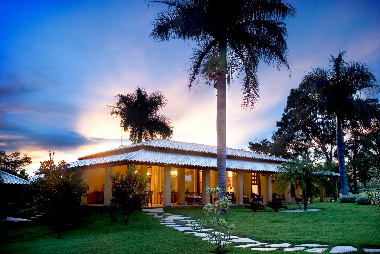 FAZENDA SAN RAFAEL, DUPLA ARQUITETURA ESTRATÉGICA DUPLA ARQUITETURA ESTRATÉGICA Casas de estilo colonial