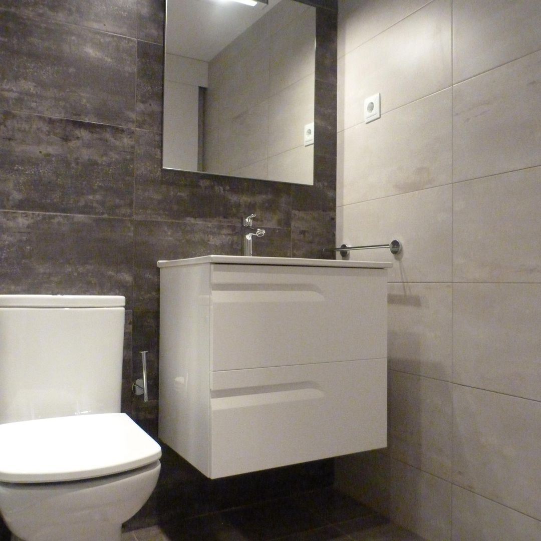 REFORMA PISO P.L., RENOVA INTERIORS RENOVA INTERIORS 現代浴室設計點子、靈感&圖片
