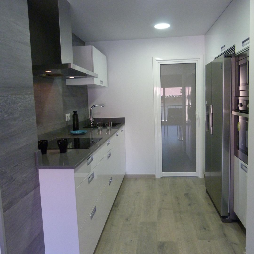 REFORMA PISO P.L., RENOVA INTERIORS RENOVA INTERIORS Cozinhas modernas